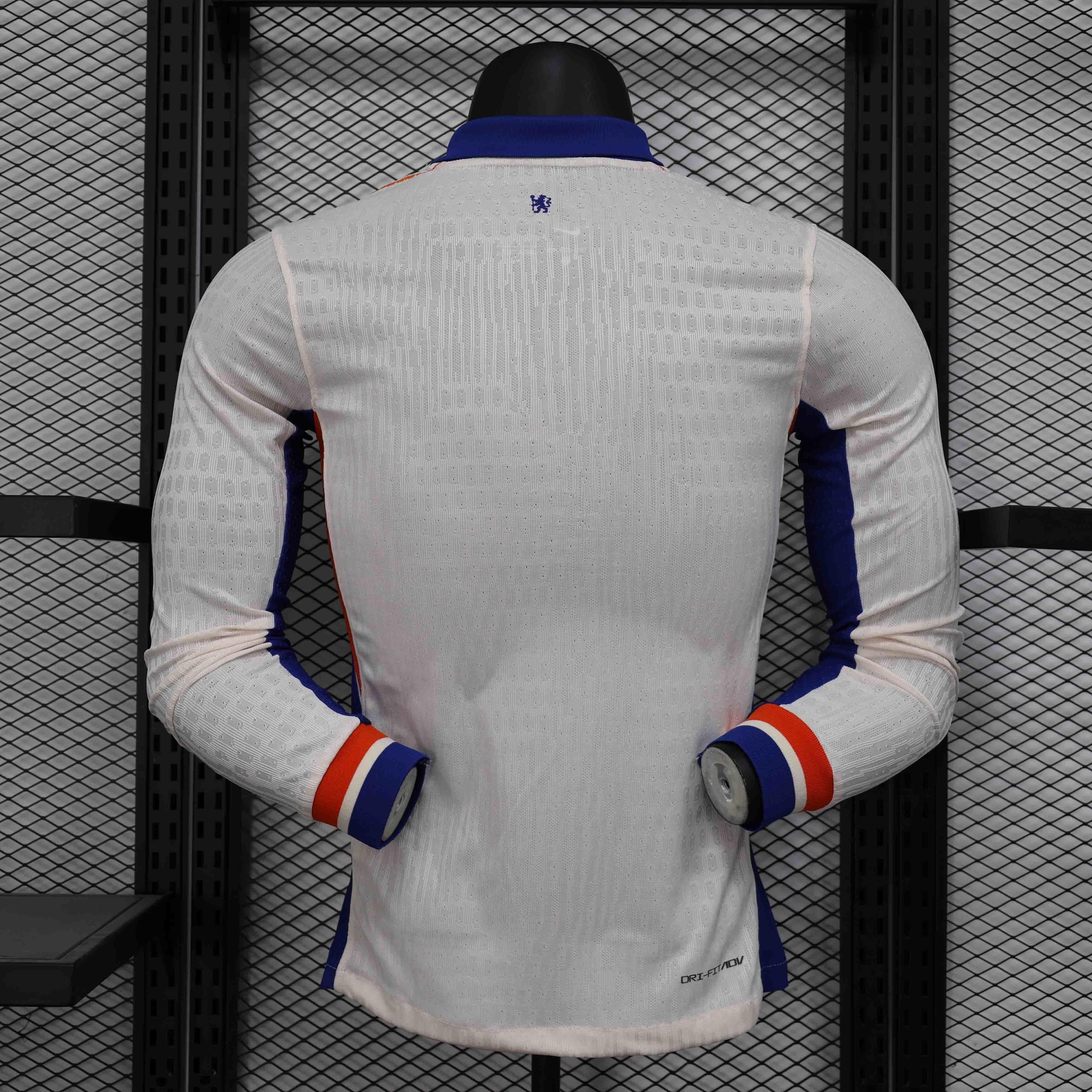 Maillot Chelsea extérieur manches longues 2024-25, Le 12 -ème Maillot, en tissu bleu avec logo officiel sur la poitrine.