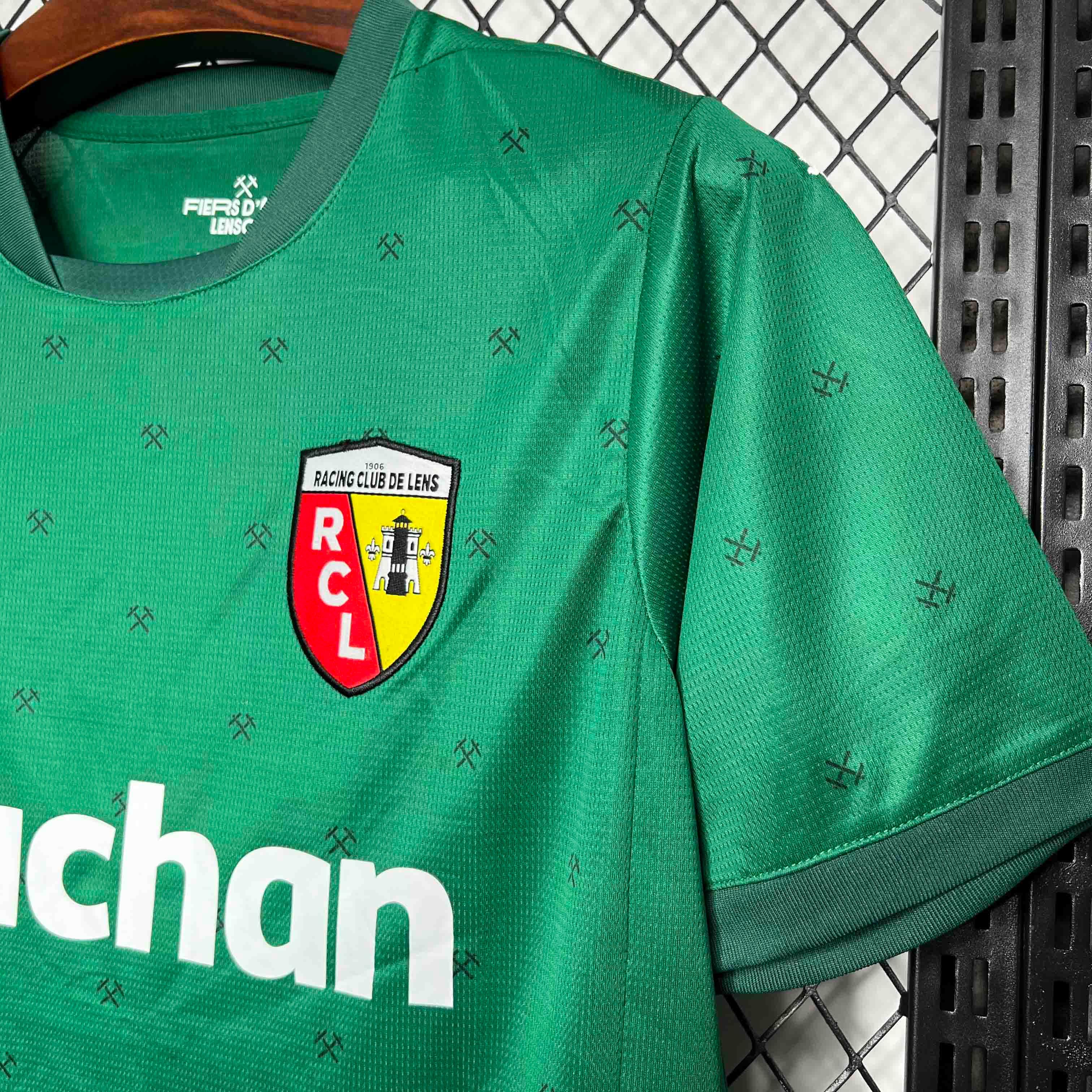 Maillot extérieur Le 12 -ème Maillot pour la saison 2024-25, design sportif avec logo visible, couleurs vives et détails modernes.