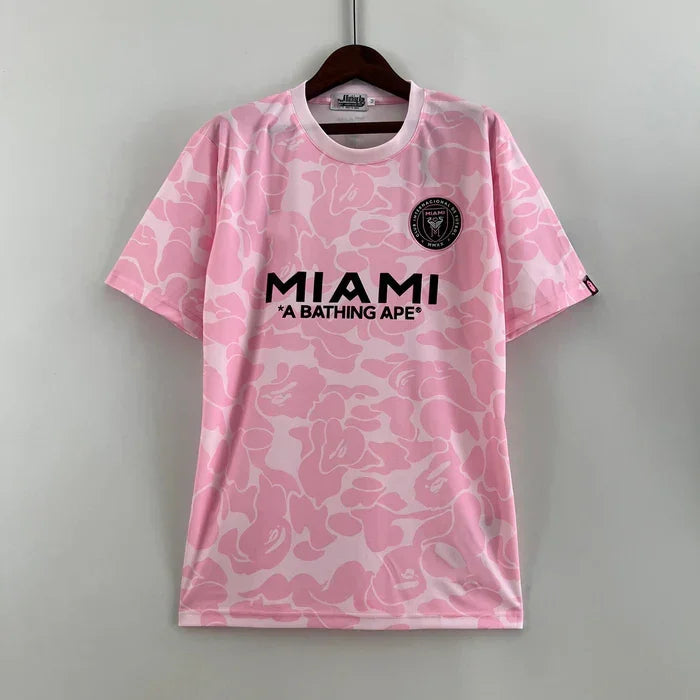 Maillot Inter Miami saison 2023-2024 édition limitée rose de la marque Le 12 -ème Maillot, vue de face avec logo et détails.