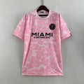 Maillot Inter Miami saison 2023-2024 édition limitée rose de la marque Le 12 -ème Maillot, vue de face avec logo et détails.