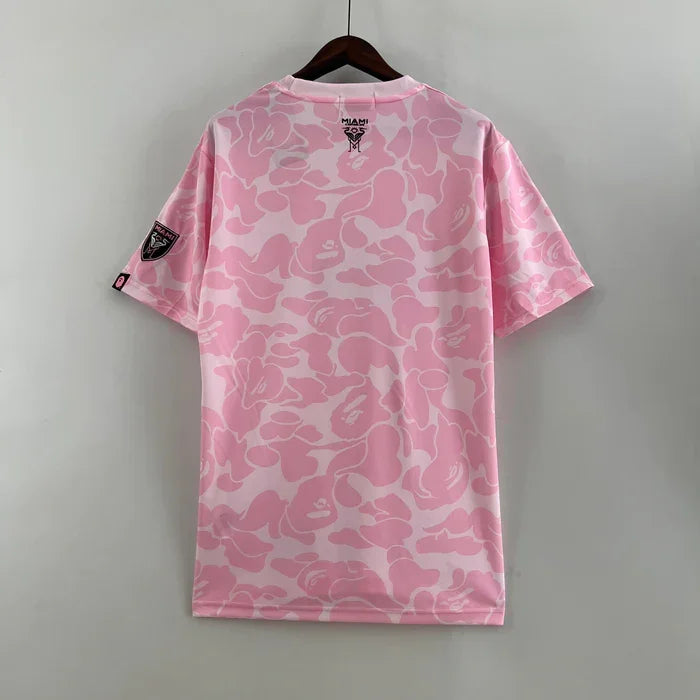 Maillot Inter Miami saison 2023-2024 édition limitée rose de la marque Le 12 -ème Maillot, vue de face.