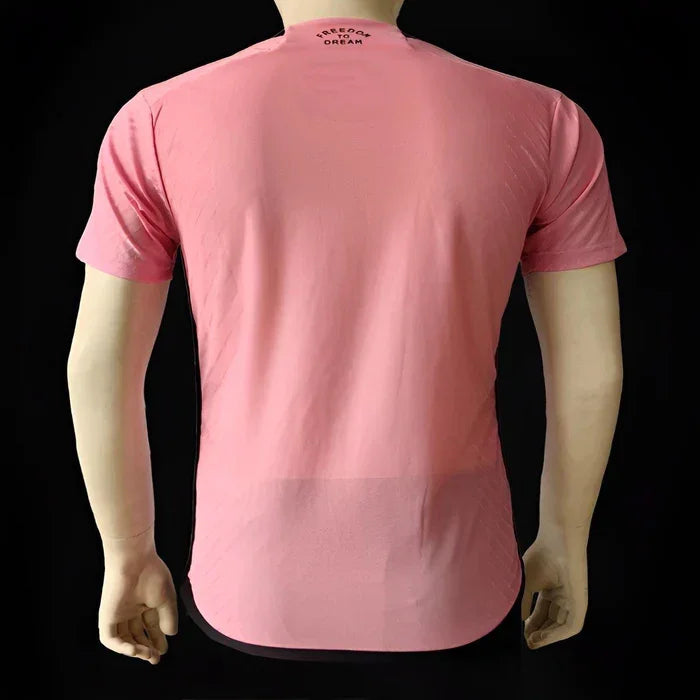Maillot Inter Miami saison 2023-2024 édition limitée rose de la marque Le 12 -ème Maillot, vue de face.