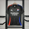 Maillot extérieur de football Olympique Lyonnais 2024 2025, marque Le 12-ème Maillot, vue du devant avec logo et design moderne