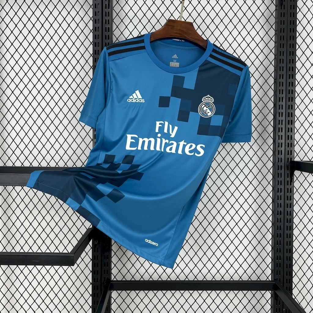 Maillot de football Real Madrid 2017-2018 rétro, marque Le 12 -ème Maillot, vue de face avec logo et détails du maillot.