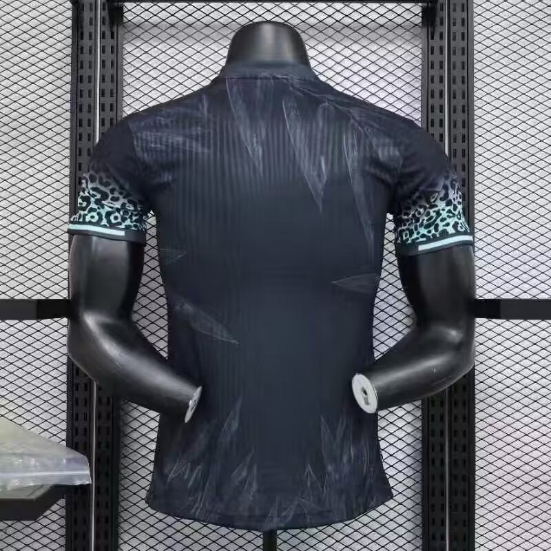 Maillot de football Brésil 24/25 noir Le 12 -ème Maillot, spécial joueur avec logo et détails du maillot sur le devant.