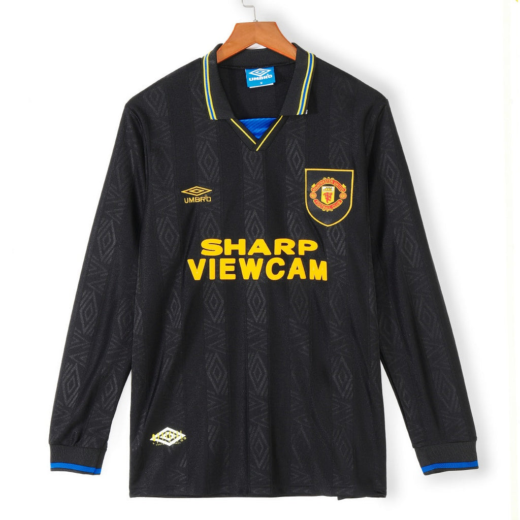 Maillot extérieur rétro Manchester United 1993-1994 à manches longues, marque Le 12 -ème Maillot, vue de face sur le modèle.