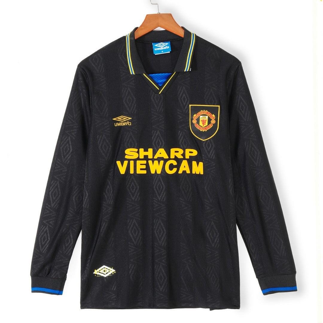 Maillot extérieur rétro Manchester United 1993-1994 à manches longues, marque Le 12 -ème Maillot, vue de face sur le modèle.