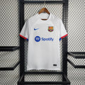 Maillot extérieur FC Barcelone 2023-2024 Le 12 -ème Maillot, maillot de football avec logo et détails colorés.