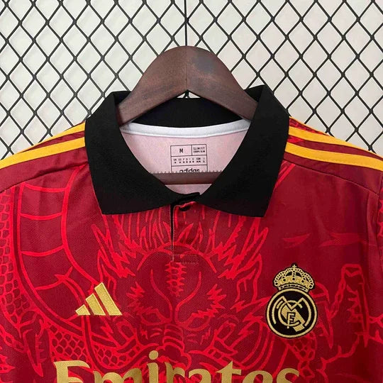 Maillot Real Madrid 2024/25 concept dragon rouge de la marque Le 12 -ème Maillot, vue de face avec design rouge et détails modernes