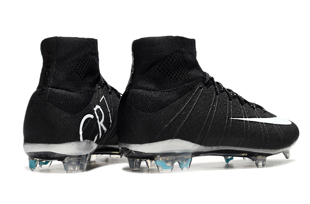 Crampons Mercurial Superfly de Le 12 -ème Maillot, vue en gros plan montrant la semelle avec pointes en acier.