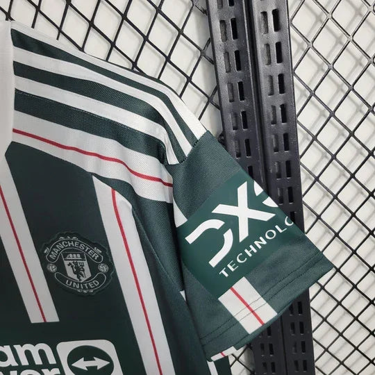 Maillot Manchester United extérieur 2023-2024 Le 12-ème Maillot avec logo et détails de l'équipe sur fond blanc
