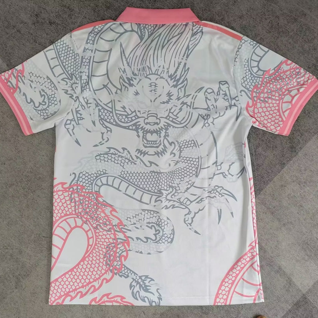 Maillot de football Real Madrid 25/26 Le 12 -ème Maillot, design rose avec logo et détails du club.