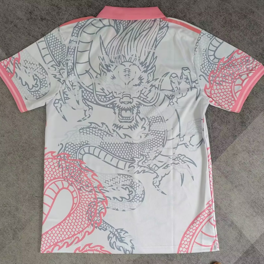 Maillot de football Real Madrid 25/26 Le 12 -ème Maillot, design rose avec logo et détails du club.