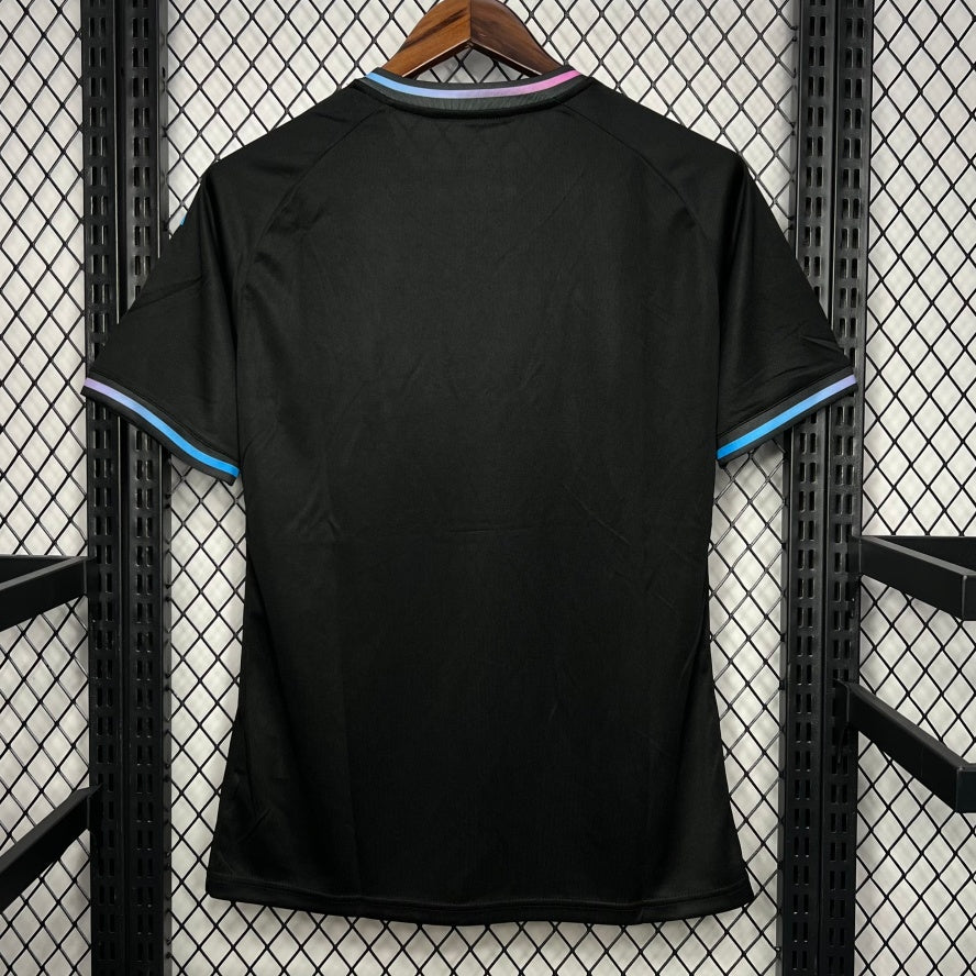 Maillot de football Le 12 -ème Maillot Inter Miami 2025/26 noir, détails du logo et design sportif visible dans l'image.