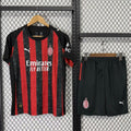 Ensemble domicile pour adulte AC Milan 25/26, maillot Le 12 -ème Maillot, avec logo et couleurs rouges et noires.
