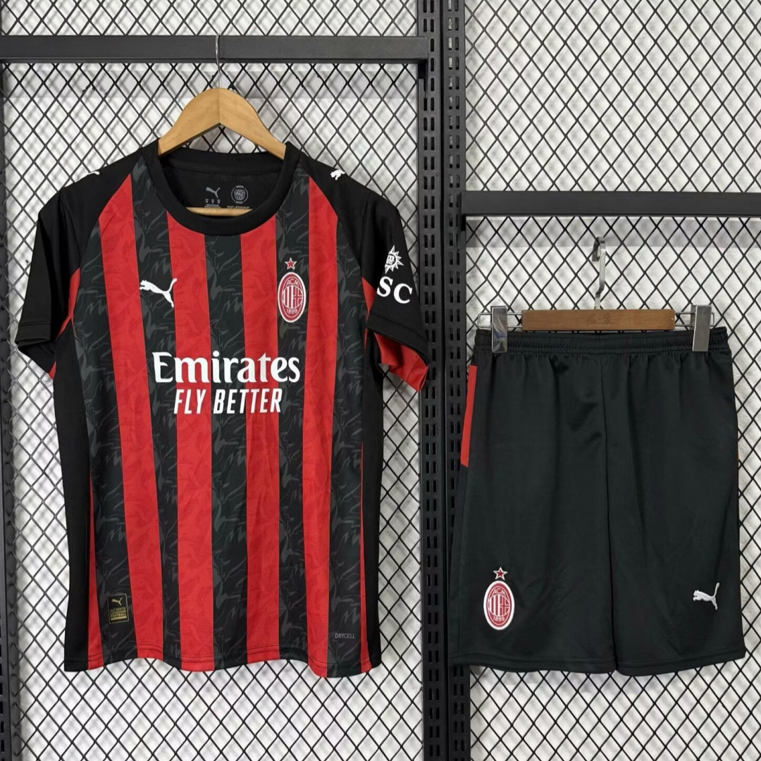 Ensemble domicile pour adulte AC Milan 25/26, maillot Le 12 -ème Maillot, avec logo et couleurs rouges et noires.