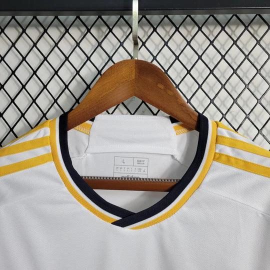 Maillot domicile Real Madrid 2023-2024 Le 12 -ème Maillot, maillot de football blanc avec logo du club et détails de la saison.