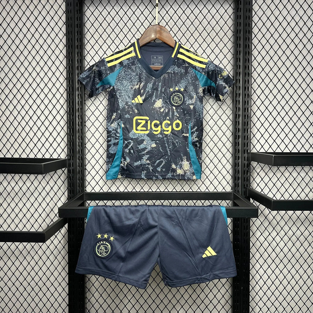 Kit enfant AJAX Amsterdam Le 12 -ème Maillot, maillot de football rouge avec logo, vue de face.