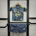 Kit enfant AJAX Amsterdam Le 12 -ème Maillot, maillot de football rouge avec logo, vue de face.