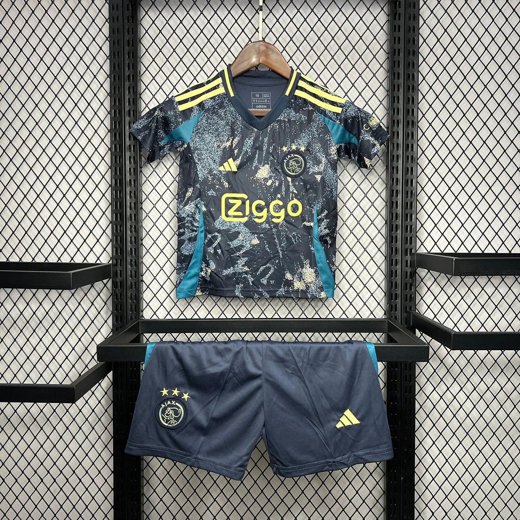 Kit enfant AJAX Amsterdam Le 12 -ème Maillot, maillot de football rouge avec logo, vue de face.