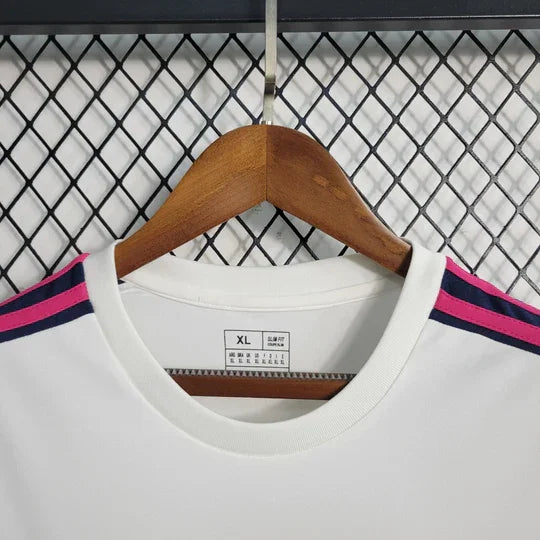 Maillot d'entraînement Arsenal 2023-2024 Le 12-ème Maillot, maillot de football avec logo de l'équipe et détails de design.