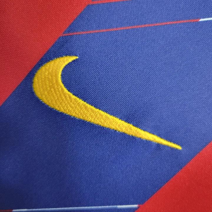 Maillot d'entraînement Barcelone FC 2023-2024 Le 12, logo du club et design sportif visible sur le tissu.
