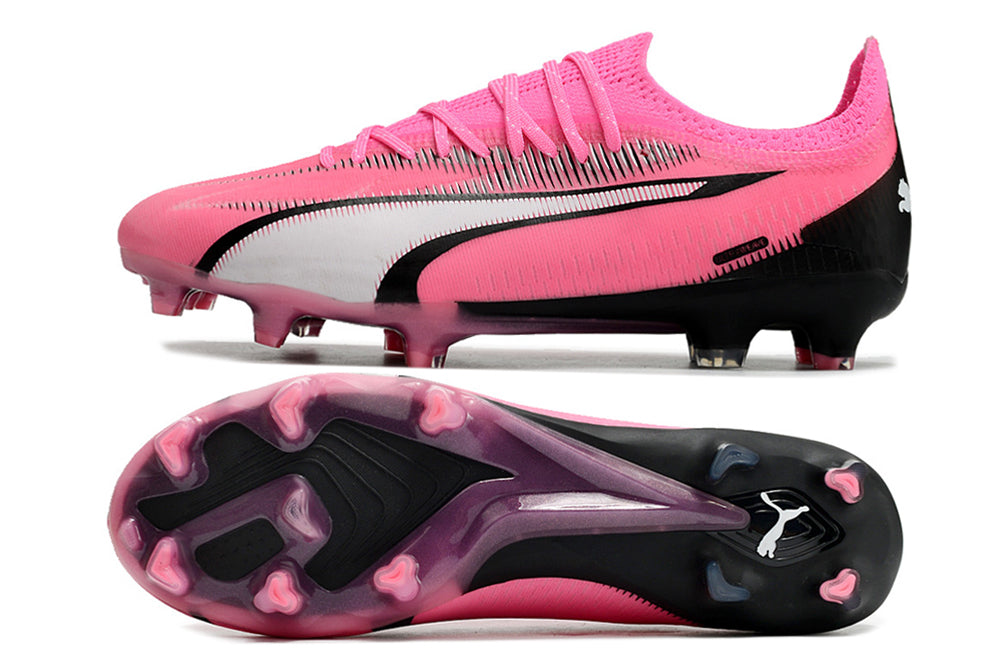 Crampons Ultra Ultimate FG de Le 12 -ème Maillot, fixation pour chaussures de sport, montrant les pointes en acier.