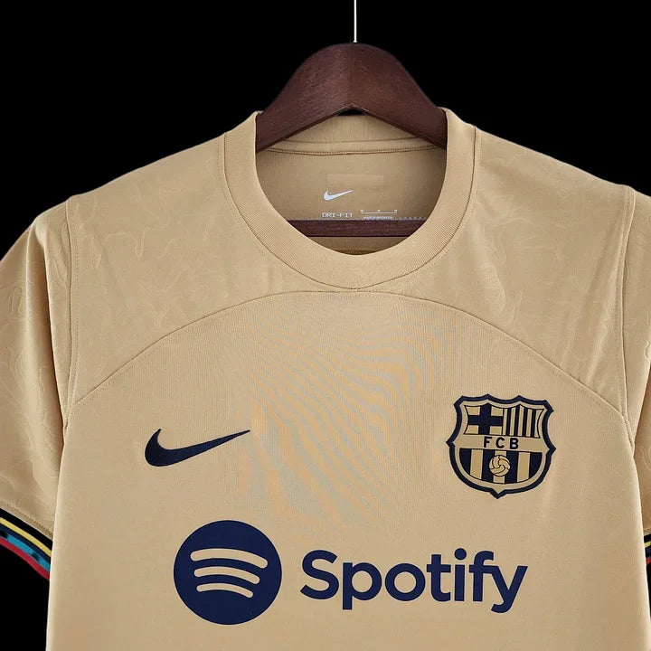 Maillot extérieur du FC Barcelone 2022/23 Le 12ème Maillot, maillot de football avec les couleurs et logos du club.