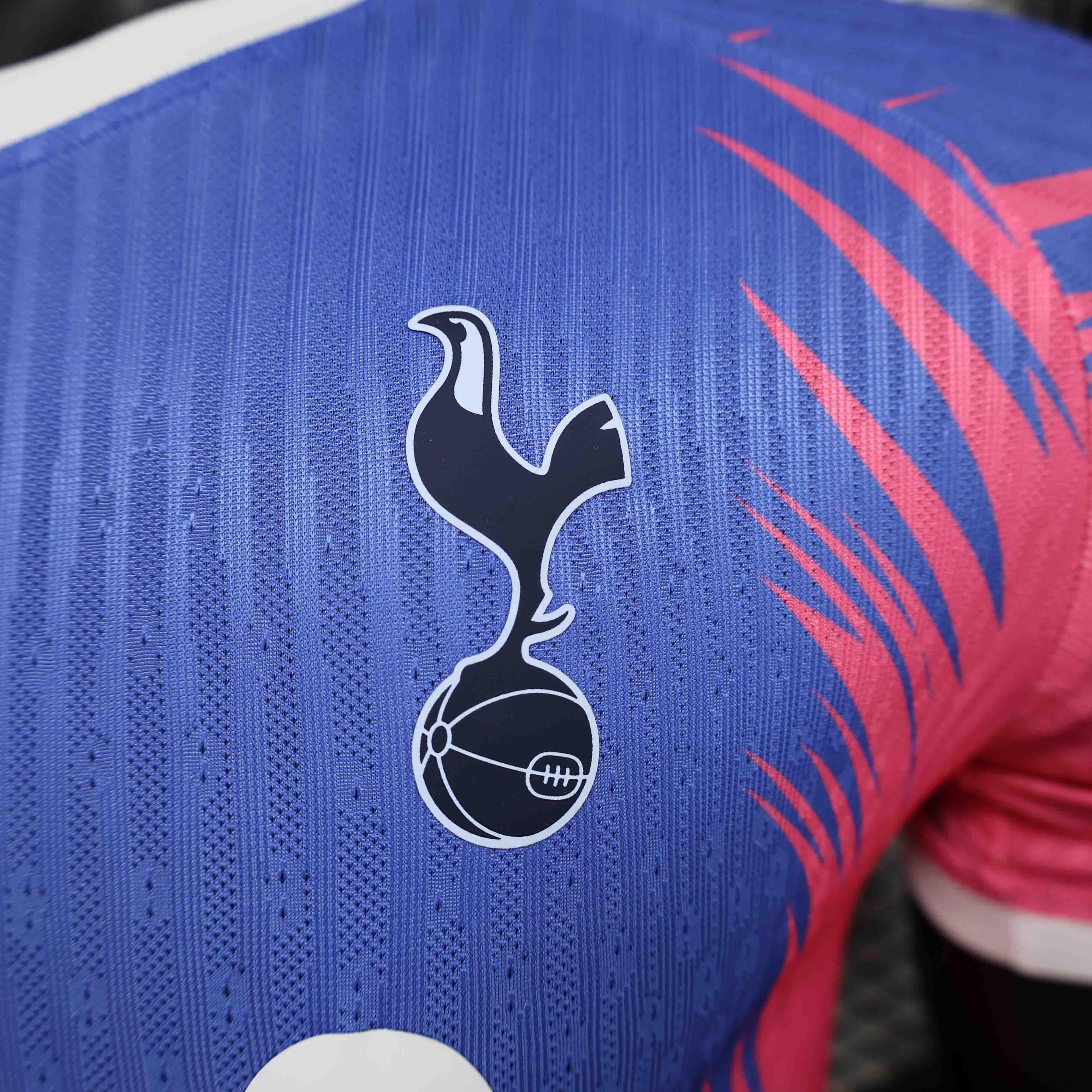 Maillot Tottenham concept 2024-25 de Le 12 -ème Maillot, jersey sportif avec logo et design moderne visible sur l'image.