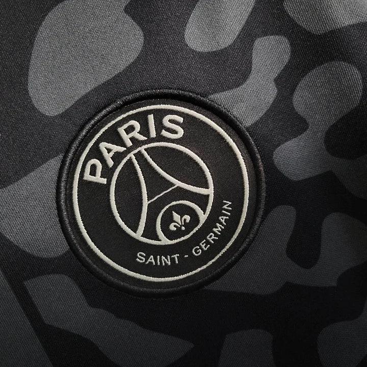Maillot Paris Saint-Germain saison 2023-2024, édition spéciale, en tissu technique avec logo et détails en bleu et rouge.