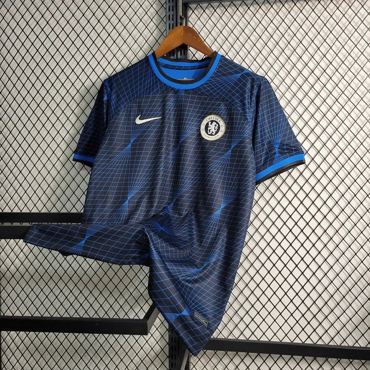Maillot extérieur Chelsea saison 2023-2024 Le 12 -ème Maillot, design officiel avec logo et motifs bleus.