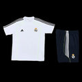 Ensemble Real Madrid avec maillot officiel Le 12 -ème Maillot, vue de face, détail du logo et des couleurs blanches et violettes.