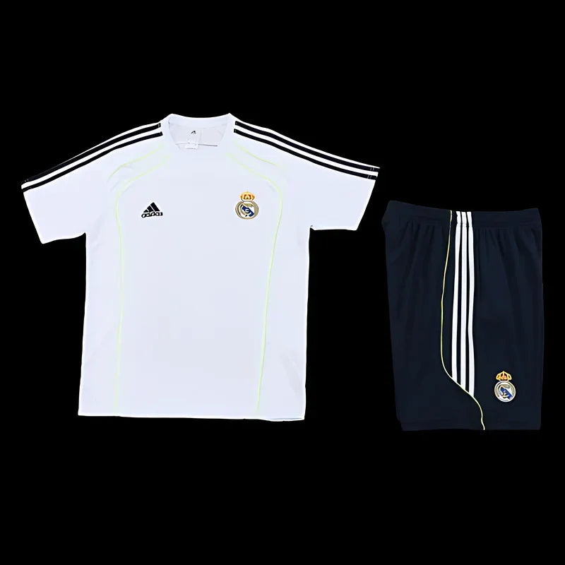 Ensemble Real Madrid avec maillot officiel Le 12 -ème Maillot, vue de face, détail du logo et des couleurs blanches et violettes.