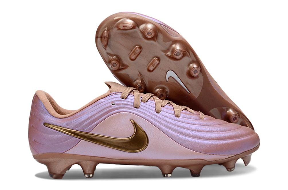 Crampons Le 12 -ème Maillot Tiempo Legend XI Elite pour football, vue en gros plan sur les crampons en métal.