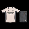 Ensemble Real Madrid avec maillot officiel Le 12 -ème Maillot, logo et détails du club, idéal pour les fans de football.