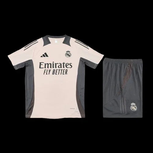 Ensemble Real Madrid avec maillot officiel Le 12 -ème Maillot, logo et détails du club, idéal pour les fans de football.