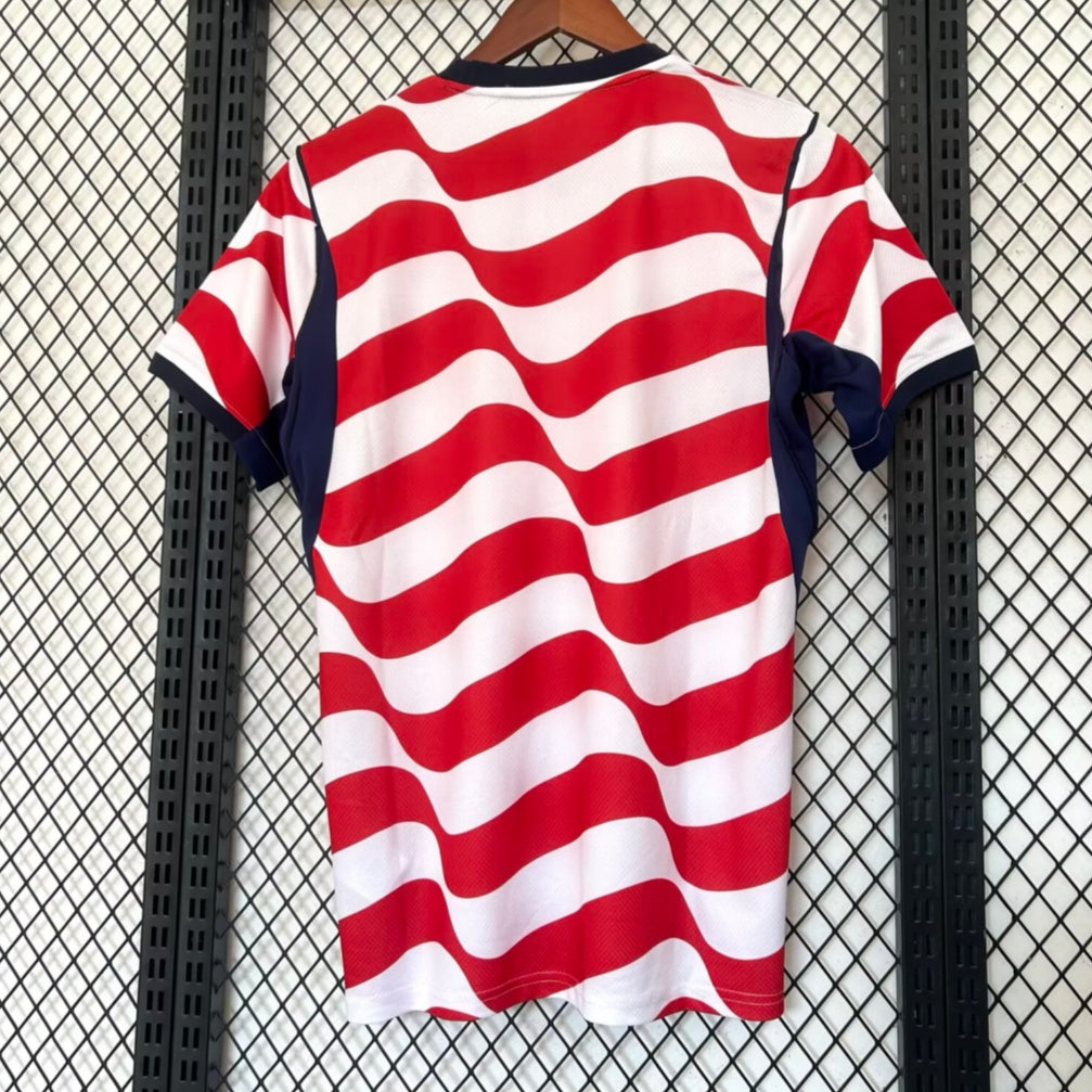 Maillot de football Le 12 -ème Maillot USA 25/26 rouge, manches courtes, logo et détails sportifs visibles.