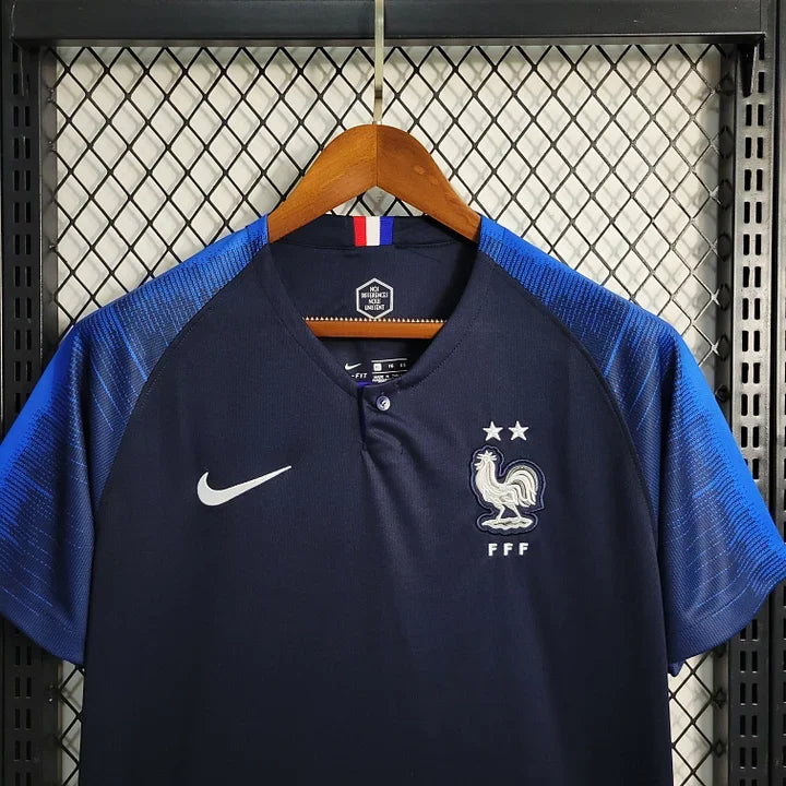 Maillot rétro de l'Équipe de France 2018 par Le 12 -ème Maillot, vue de face avec logo et design classique.