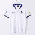 Maillot extérieur rétro de l'Italie 1996, en tissu blanc avec détails bleus, par la marque Le 12-ème Maillot.