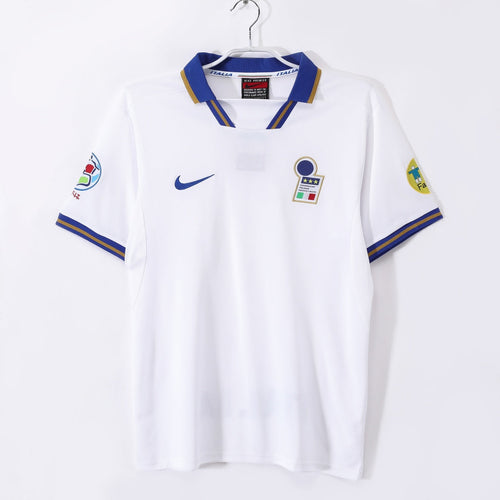 Maillot extérieur rétro de l'Italie 1996, en tissu blanc avec détails bleus, par la marque Le 12-ème Maillot.
