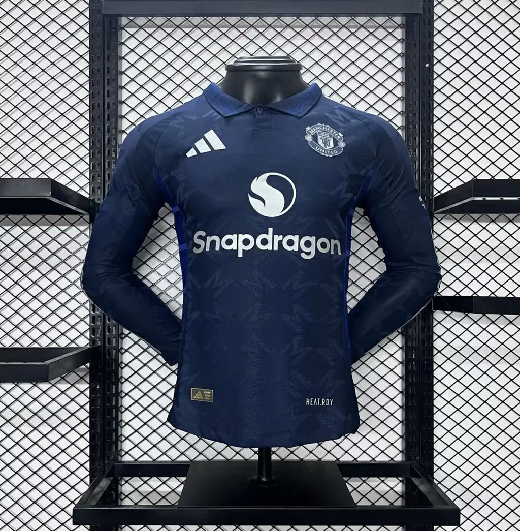 Maillot Manchester United manches longues 2025-26, Le 12 -ème Maillot, devant avec logo et design sportif.