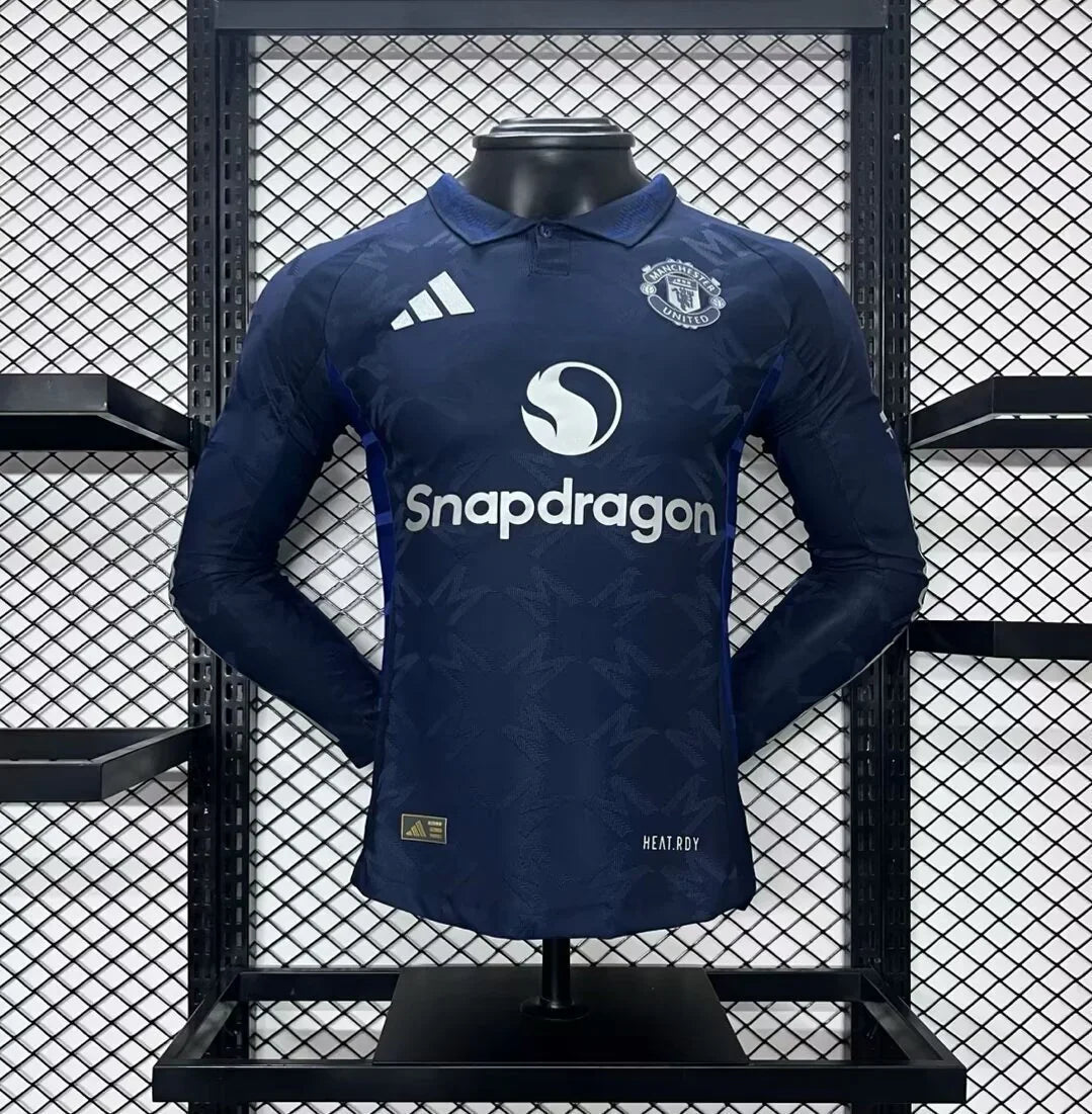 Maillot Manchester United manches longues 2025-26, Le 12 -ème Maillot, devant avec logo et design sportif.