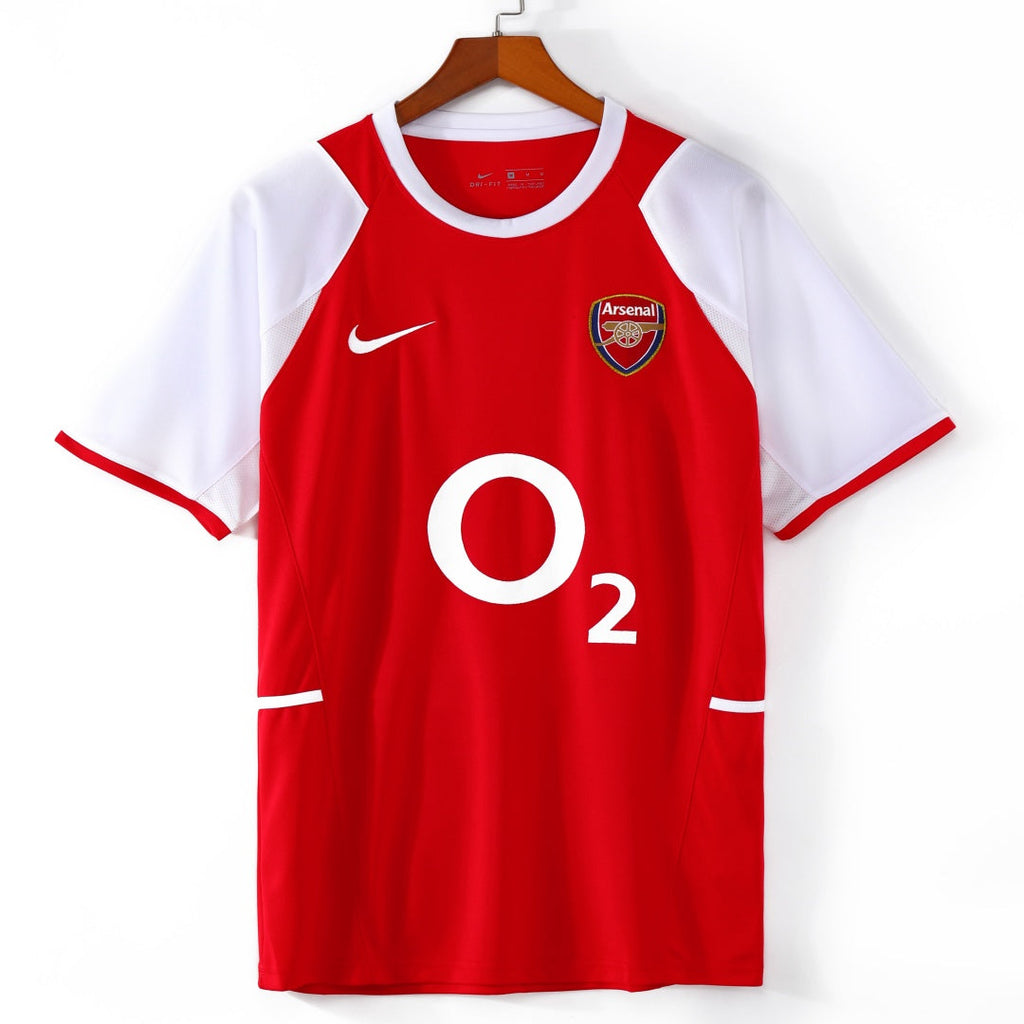 Maillot domicile rétro de l'Arsenal 2002-2004, signé Le 12 -ème Maillot, avec logo et couleurs traditionnelles du club.