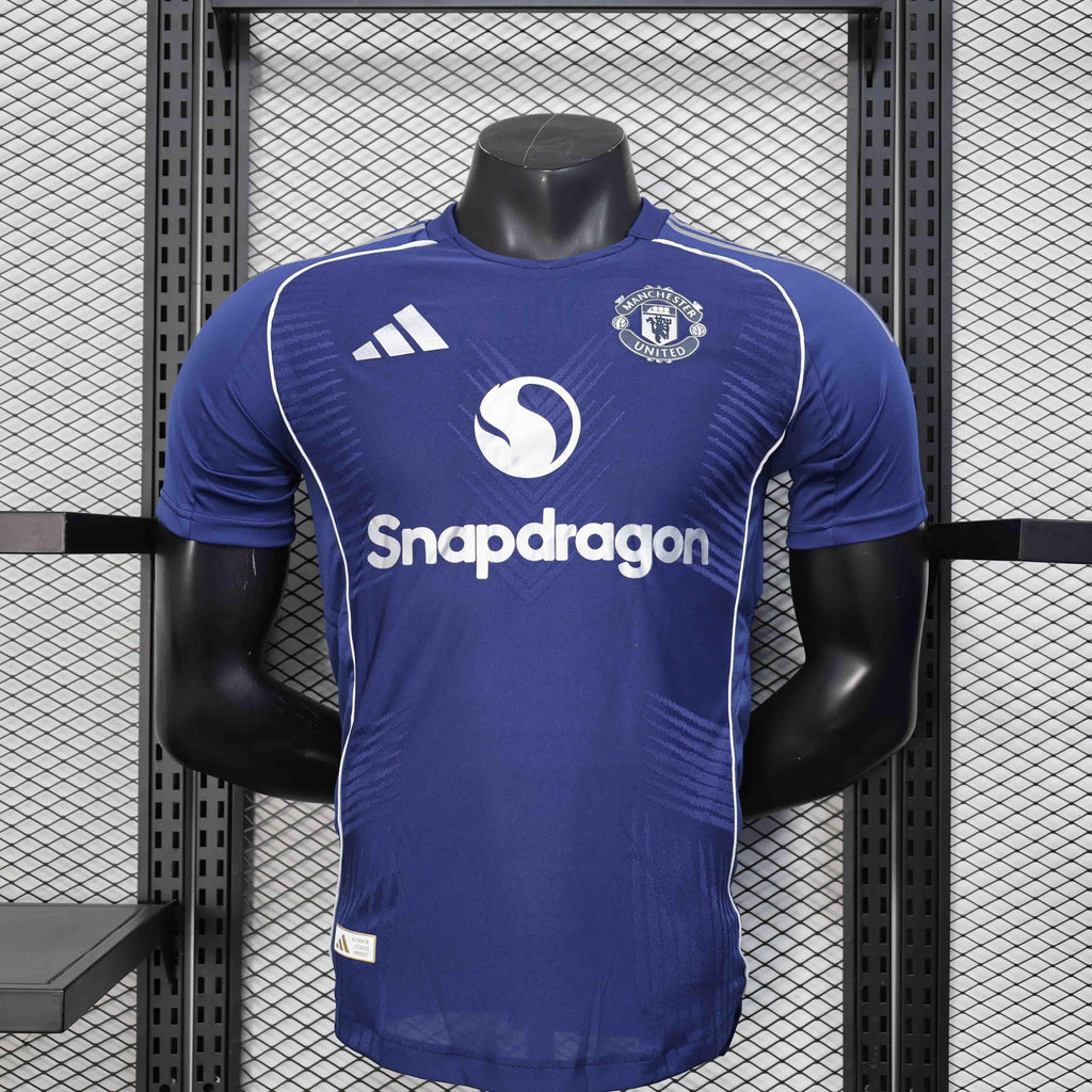 Maillot Manchester United concept 2025-26 de la marque Le 12 -ème Maillot, vue front avec logo et design moderne