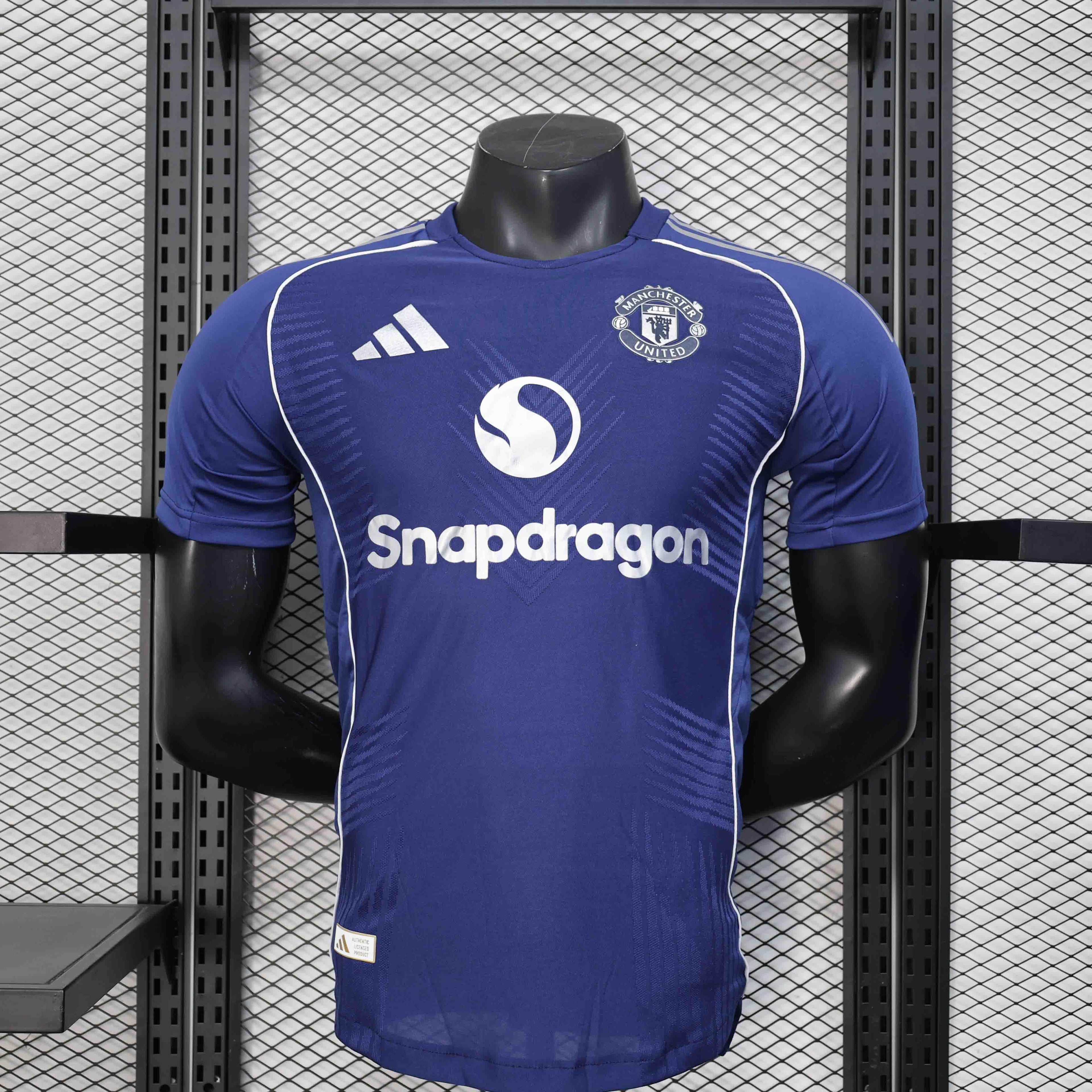 Maillot Manchester United concept 2025-26 de la marque Le 12 -ème Maillot, vue front avec logo et design moderne