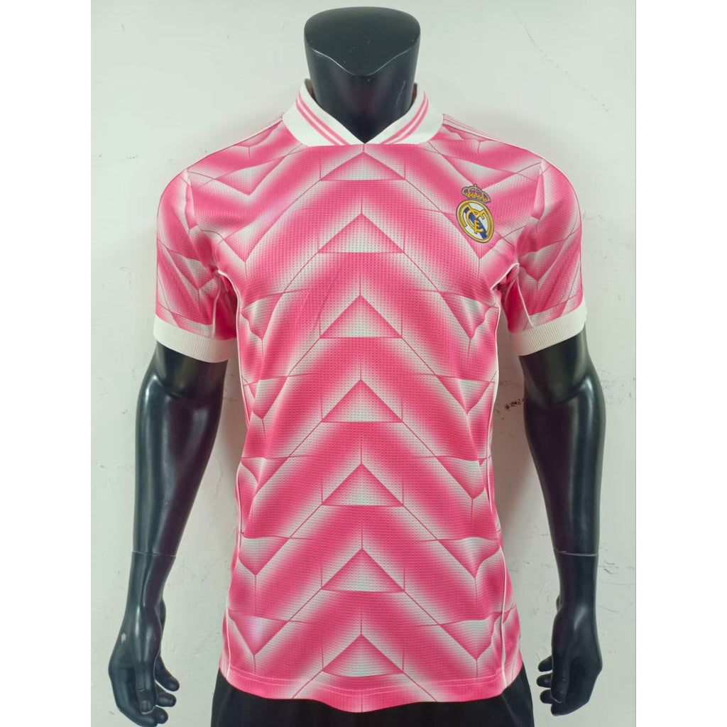 Maillot Real Madrid 25/26 Le 12 -ème Maillot, maillot de football rose pour joueur, vue front avec logo et détails visibles