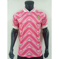 Maillot Real Madrid 25/26 Le 12 -ème Maillot, maillot de football rose pour joueur, vue front avec logo et détails visibles