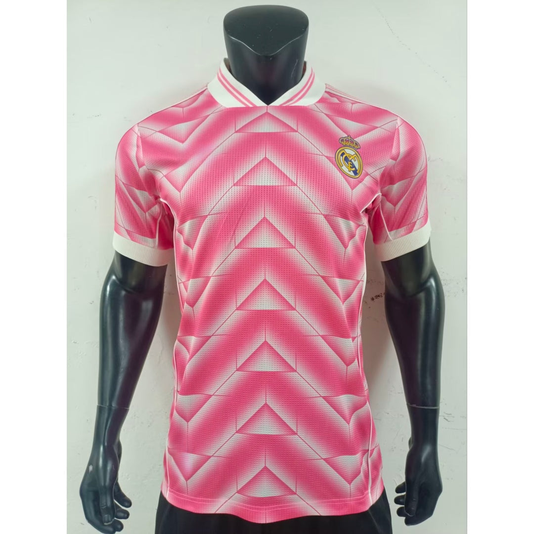 Maillot Real Madrid 25/26 Le 12 -ème Maillot, maillot de football rose pour joueur, vue front avec logo et détails visibles