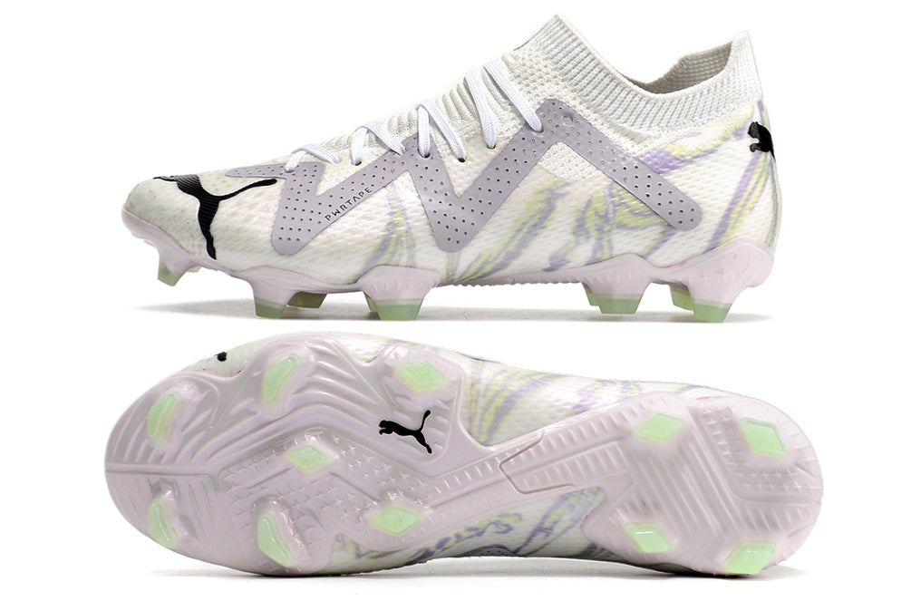 Crampons Future Ultimate FG de Le 12 -ème Maillot, crampons de football avec semelles en caoutchouc et design noir et blanc.