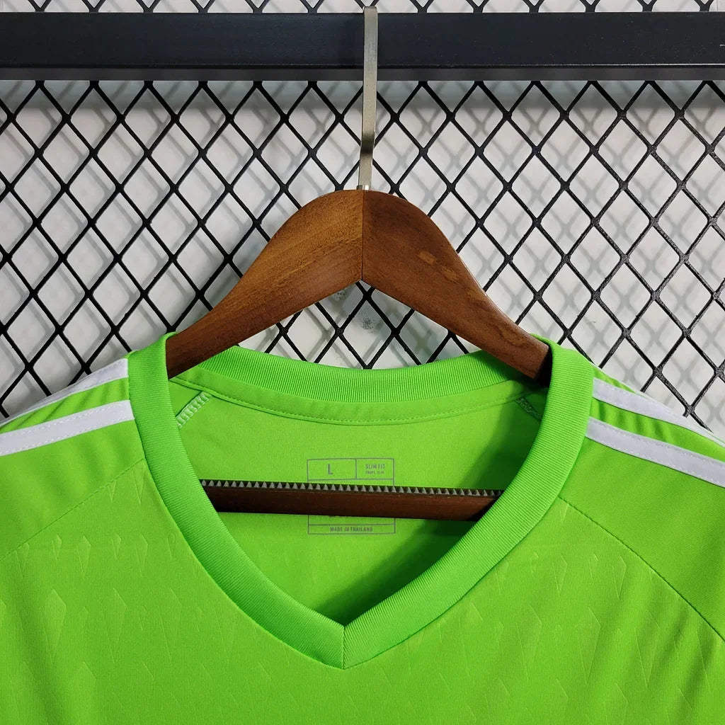 Maillot domicile Manchester United 2023-2024 Le 12 -ème Maillot, maillot de football rouge avec logo et détails officiels.